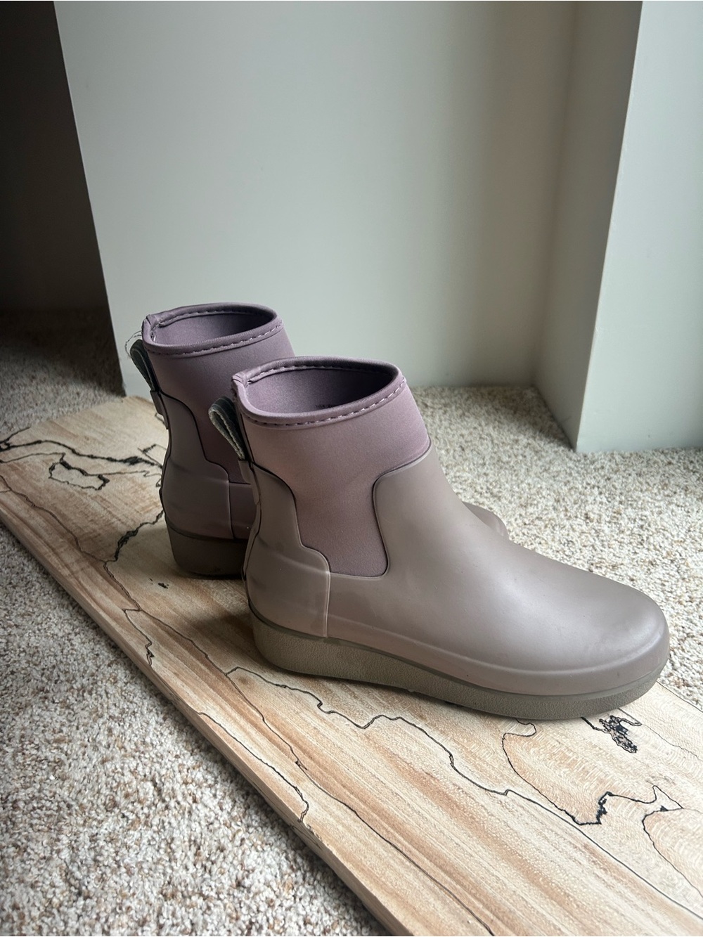 Hunter Mauve Taupe Neoprene Collar Ankle Rain Boots Short Bootie Size 6.5 - Picture 3 of 4
